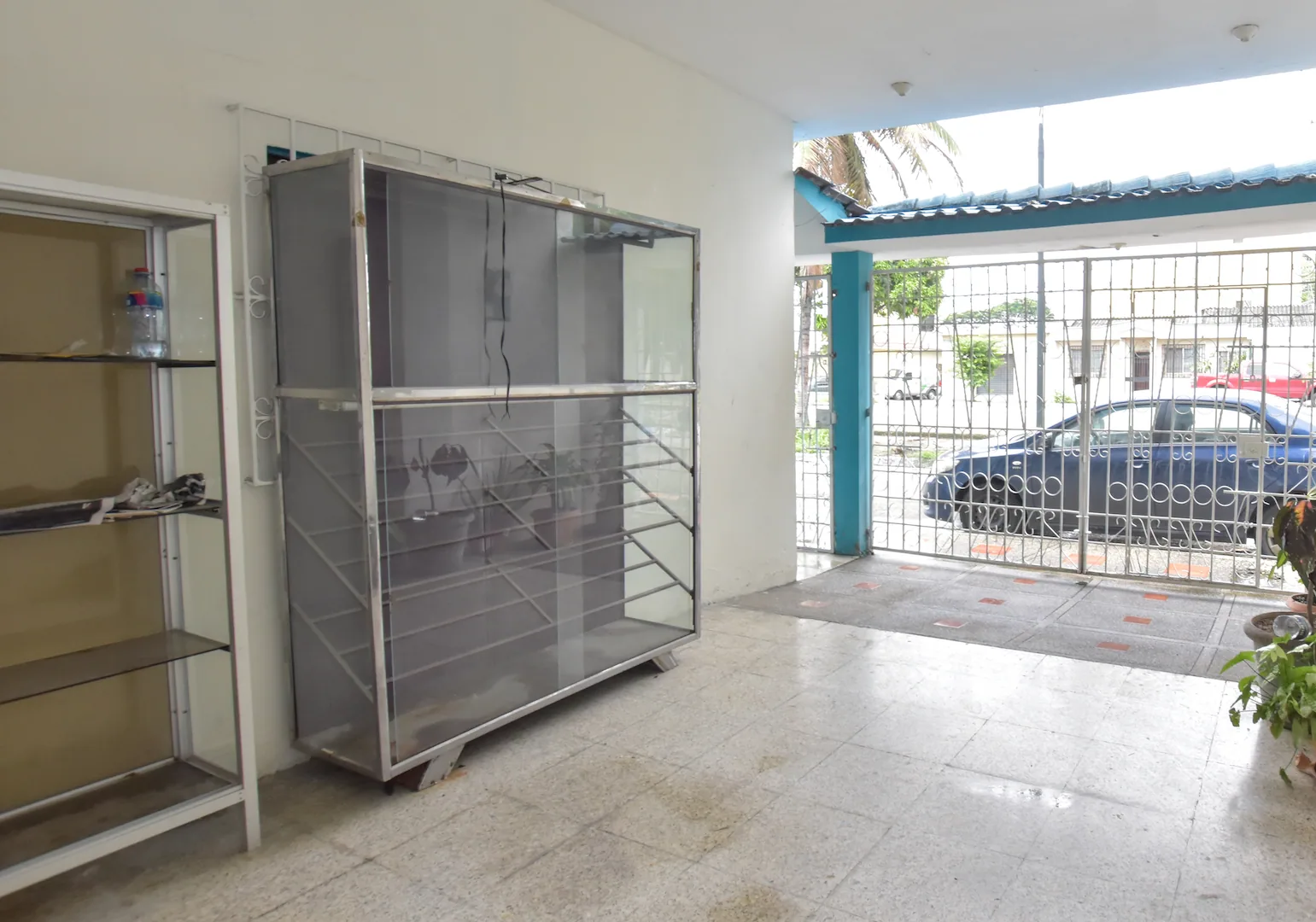 Casa en venta con local comercial. Ciudadela Guayacanes, Guayaquil, Ecuador – Foto 1