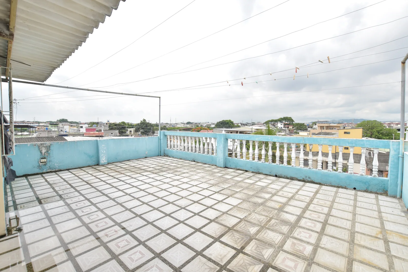 Casa en venta con local comercial. Ciudadela Guayacanes, Guayaquil, Ecuador – Foto 2