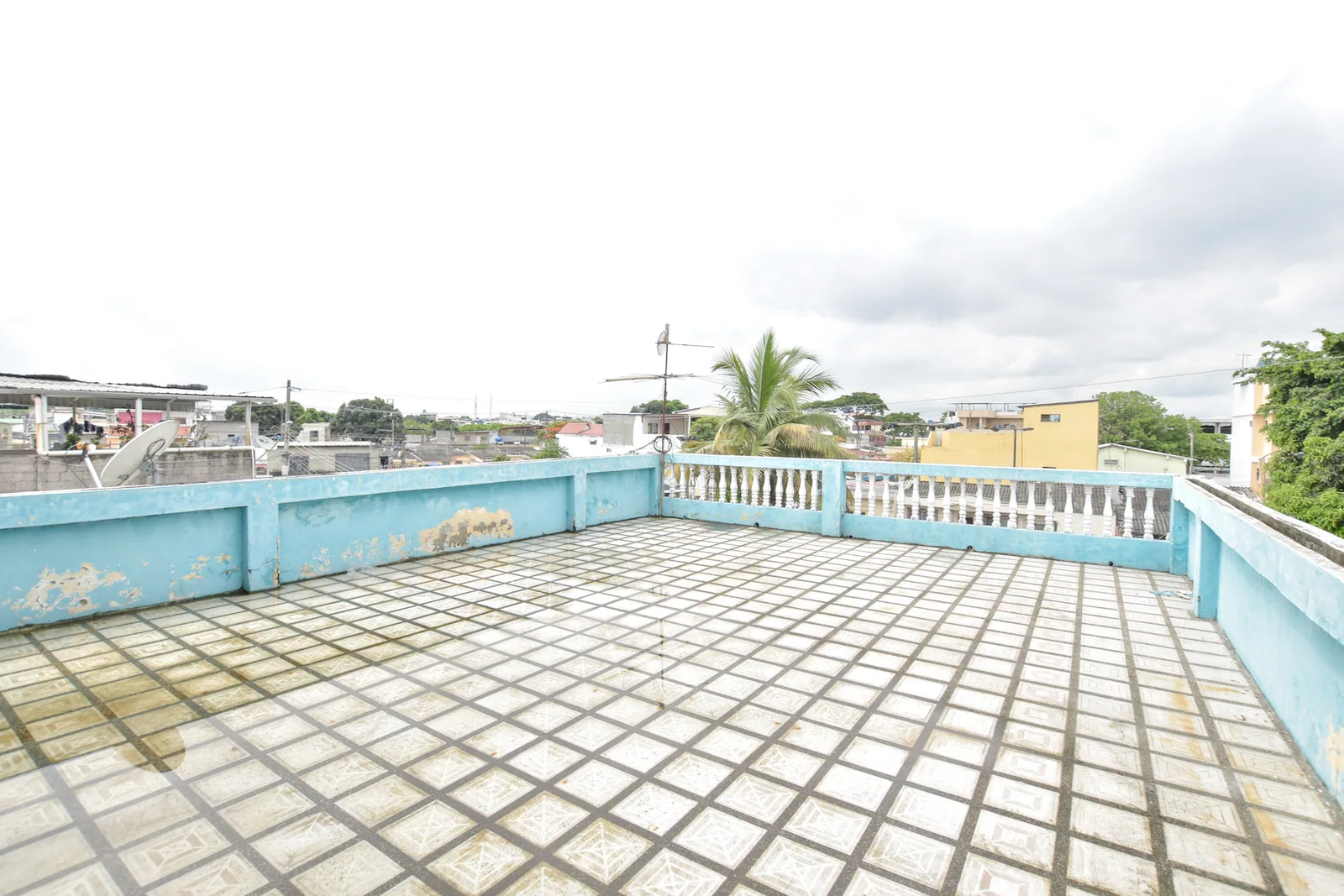 Casa en venta con local comercial. Ciudadela Guayacanes, Guayaquil, Ecuador – Foto 3