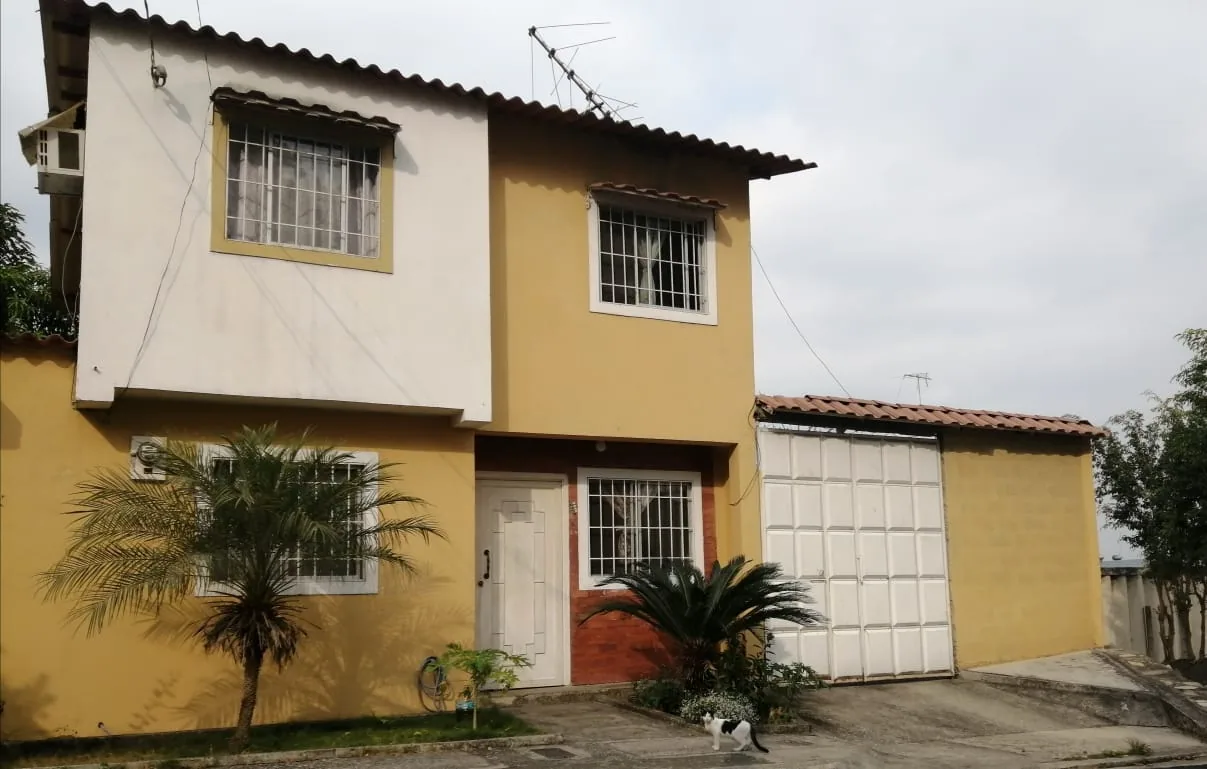 Venta de casa en urbanización Colinas del Sol, Guayaquil, Ecuador – Foto 1