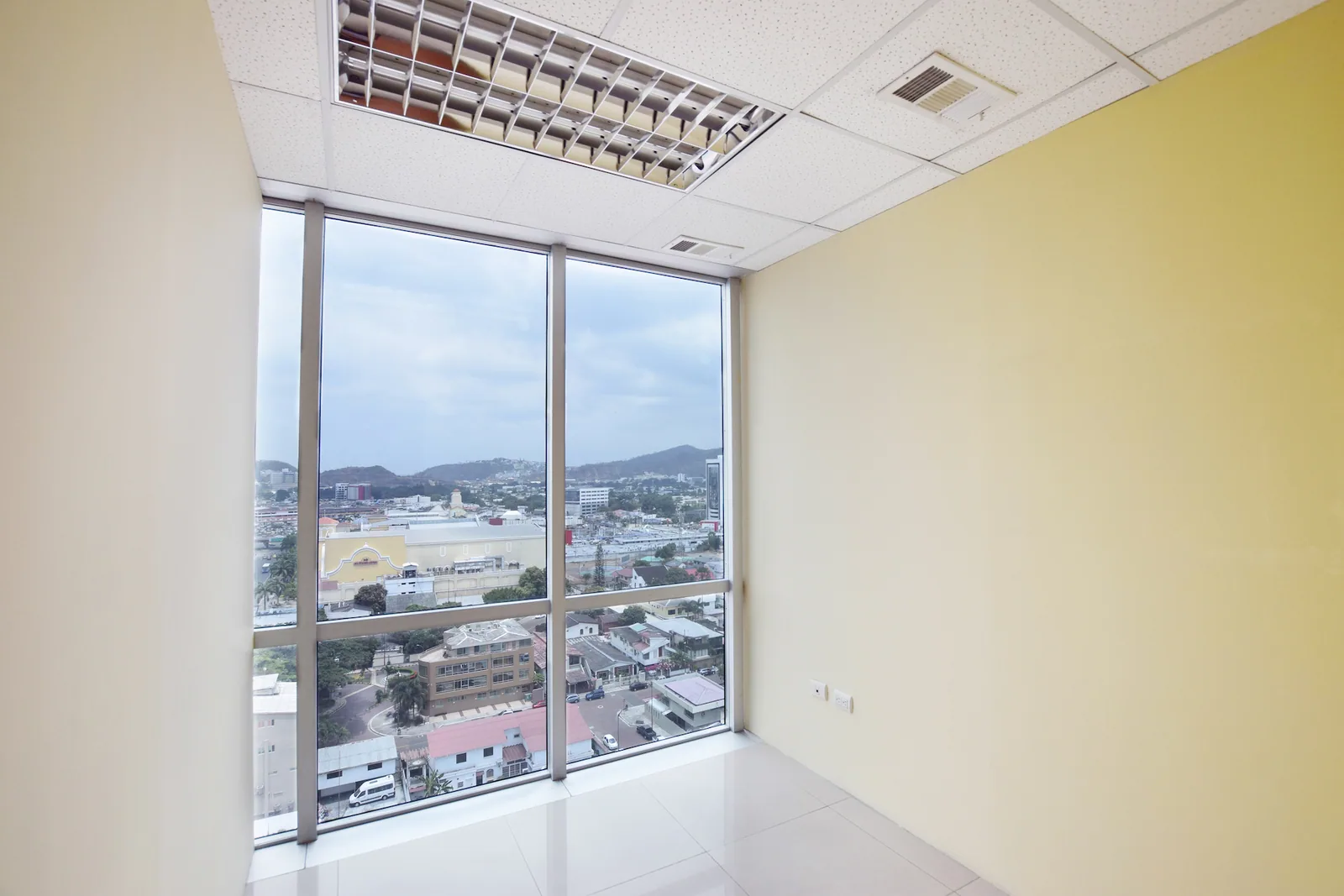 Oficina en alquiler en el Edificio Blue Towers, Norte de Guayaquil – Foto 1