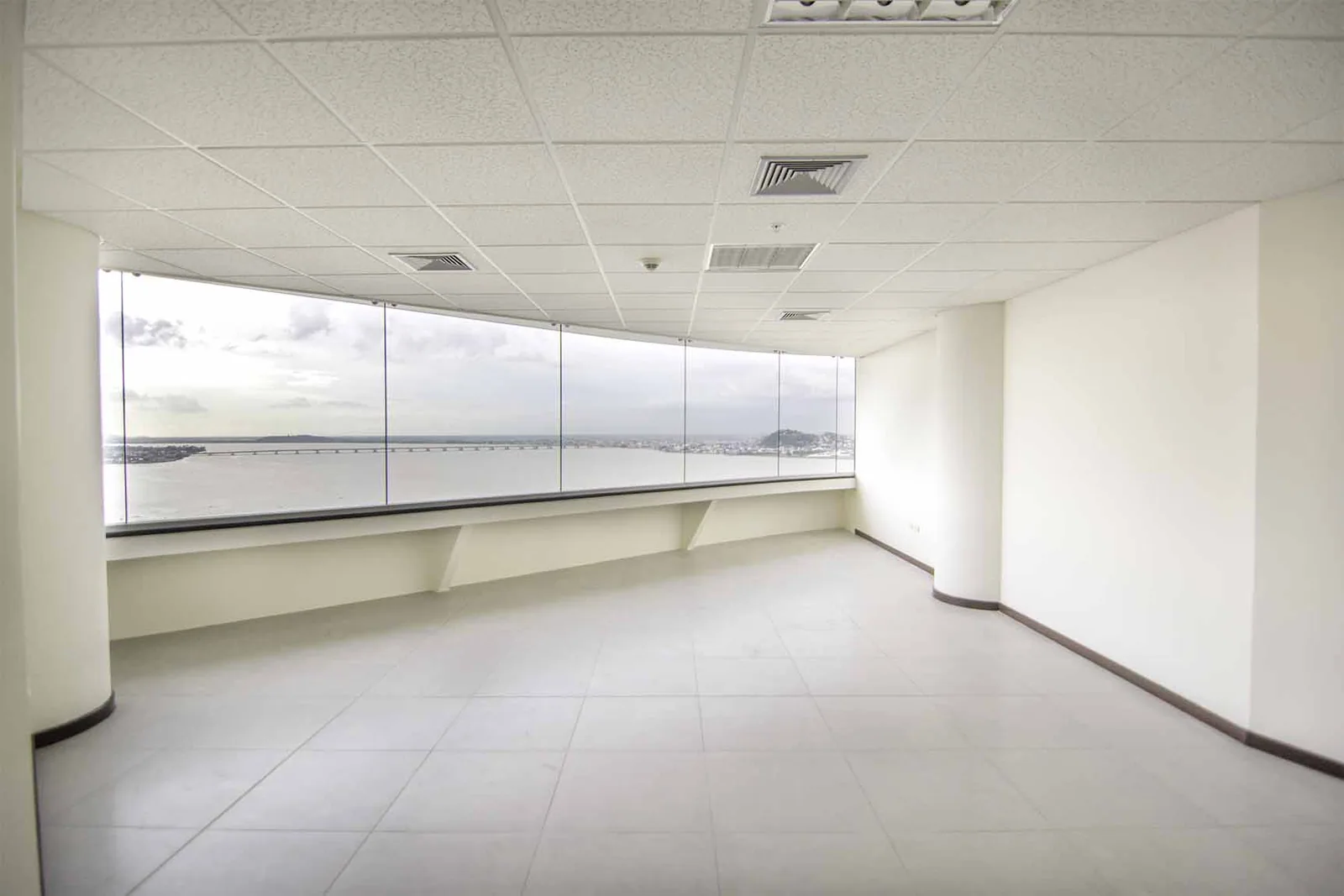 oficina en alquiler en el Edificio The Point, Puero Santa Ana, Centro de Guayaquil – Foto 1