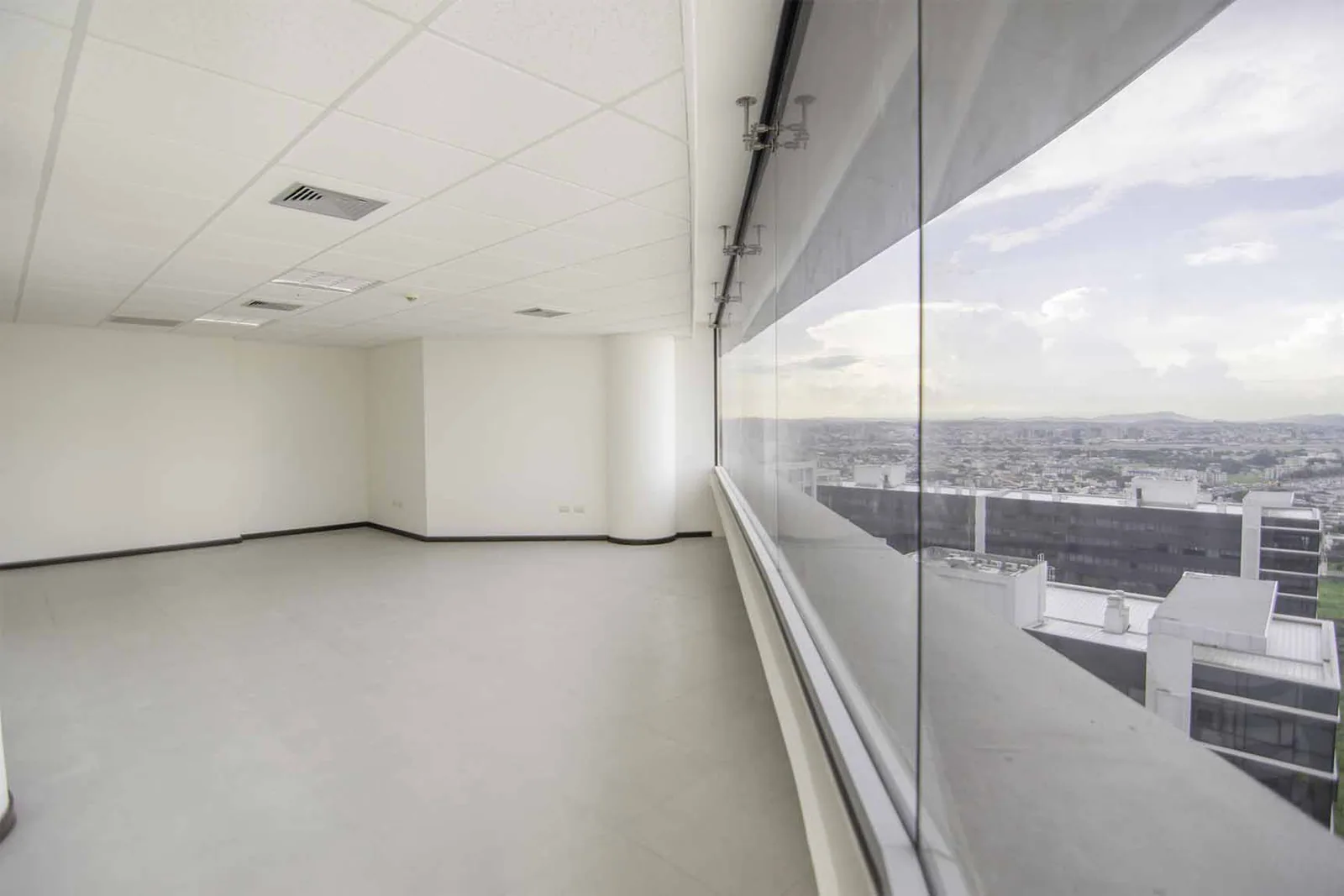 oficina en alquiler en el Edificio The Point, Puero Santa Ana, Centro de Guayaquil – Foto 2