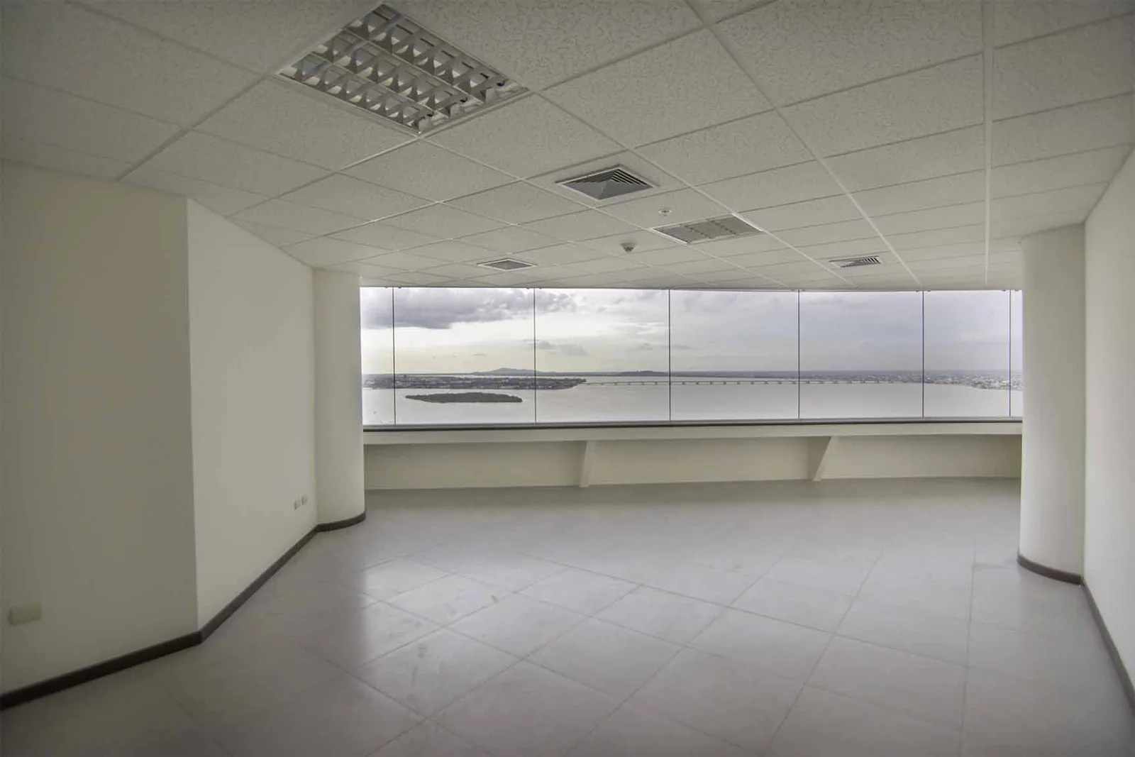 oficina en alquiler en el Edificio The Point, Puero Santa Ana, Centro de Guayaquil – Foto 3