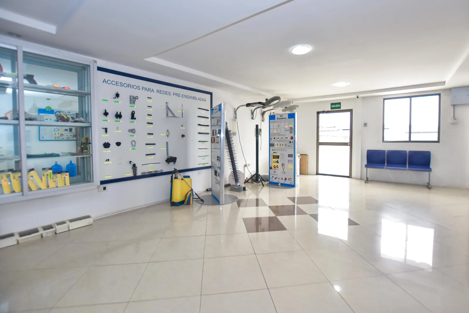 Oficina comercial en alquiler con galpón, bodega y área libre