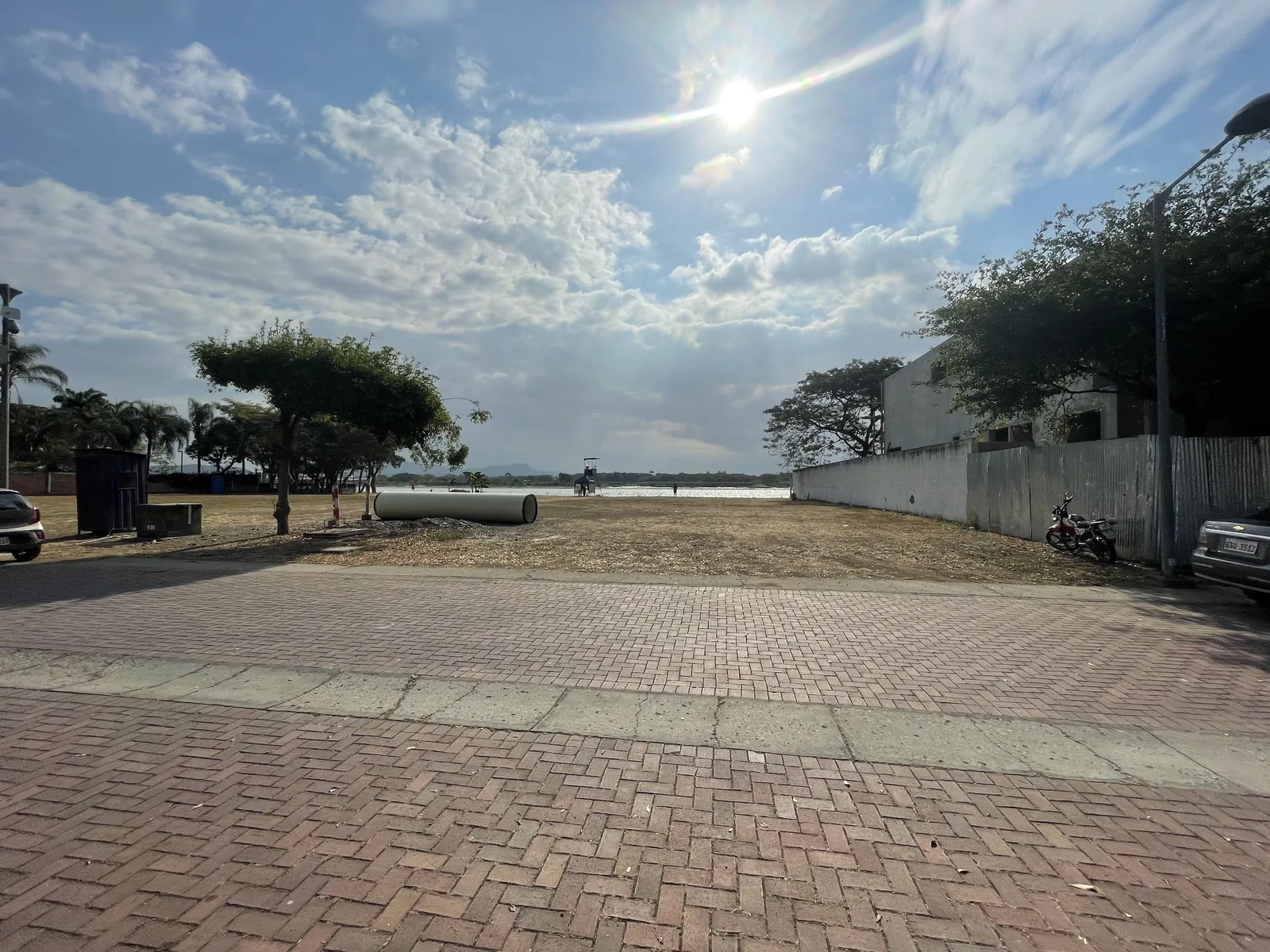 Terreno en venta ubicado en la urbanización Guayaquil Tenis, frente al río – Foto 1