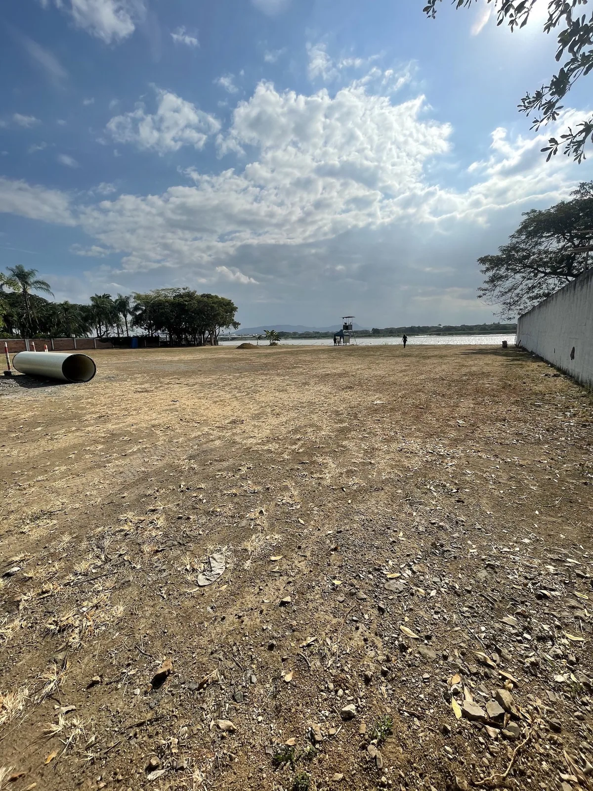 Terreno en venta ubicado en la urbanización Guayaquil Tenis, frente al río – Foto 3