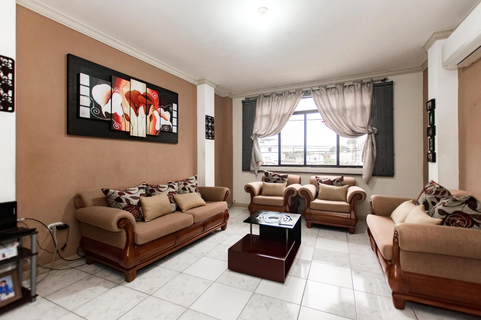 Casa en venta de 3 pisos y 3 departamentos ubicada en Guayacanes. – Foto 1