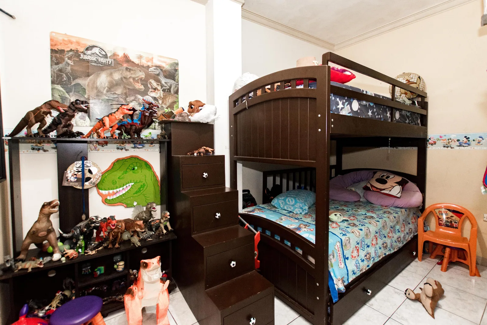 Casa en venta de 3 pisos y 3 departamentos ubicada en Guayacanes. – Foto 4