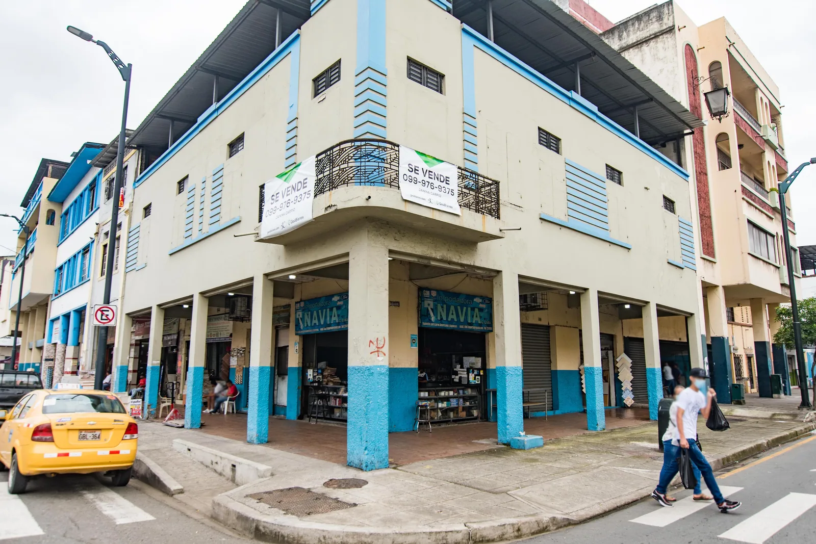 Propiedad comercial con locales y bodegas en Av. Machala y Aguirre, esquinero – Foto 1