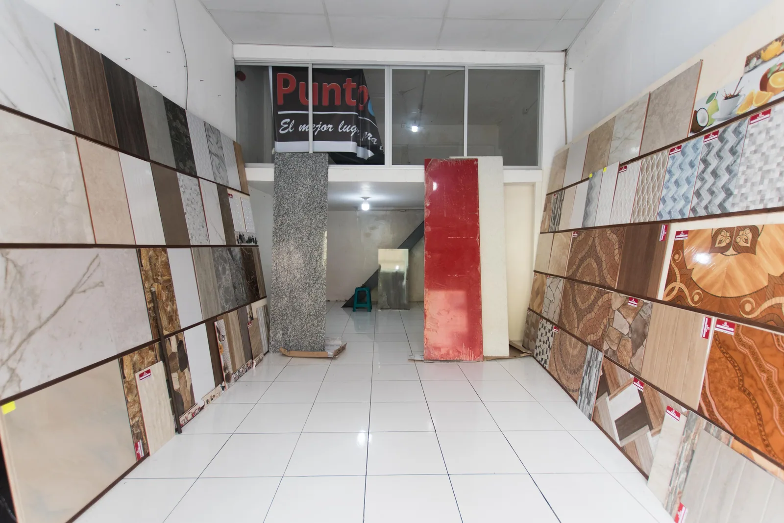 Propiedad comercial con locales y bodegas en Av. Machala y Aguirre, esquinero – Foto 2