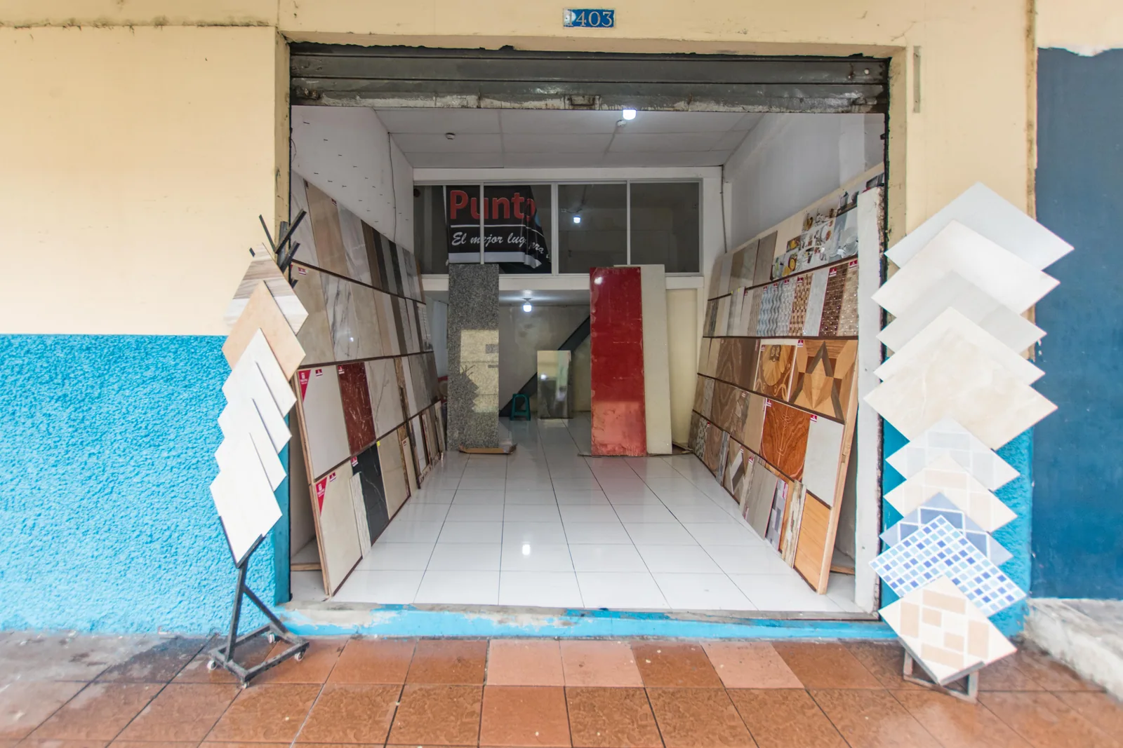 Propiedad comercial con locales y bodegas en Av. Machala y Aguirre, esquinero – Foto 3