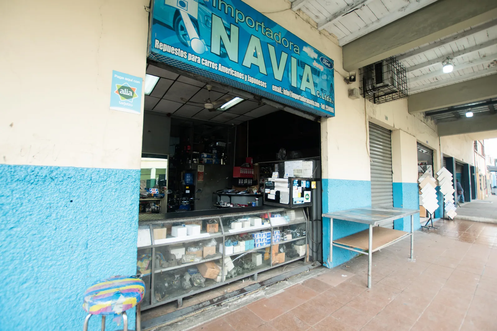 Propiedad comercial con locales y bodegas en Av. Machala y Aguirre, esquinero – Foto 4