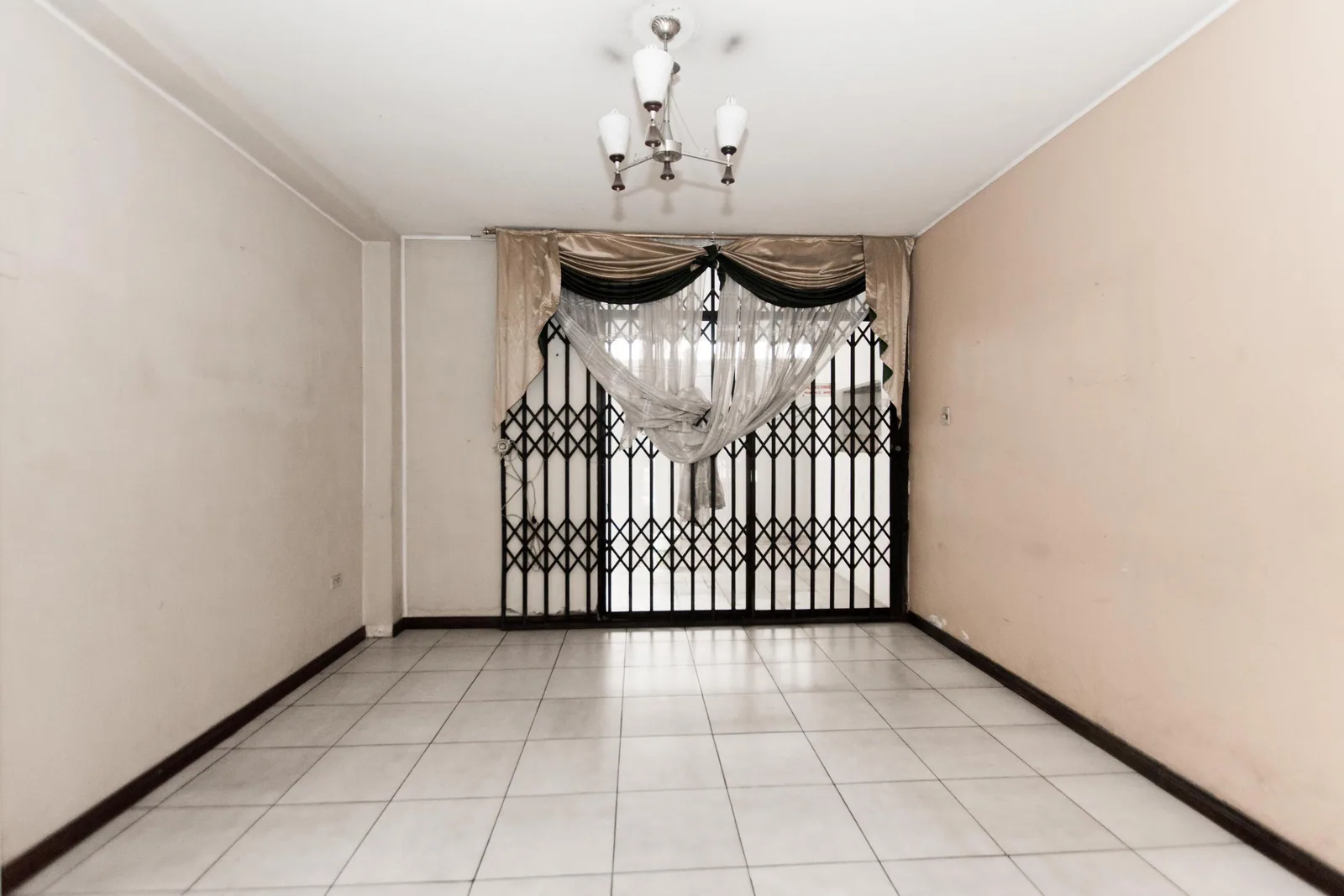 Casa de dos plantas en venta en La Garzota – Foto 1